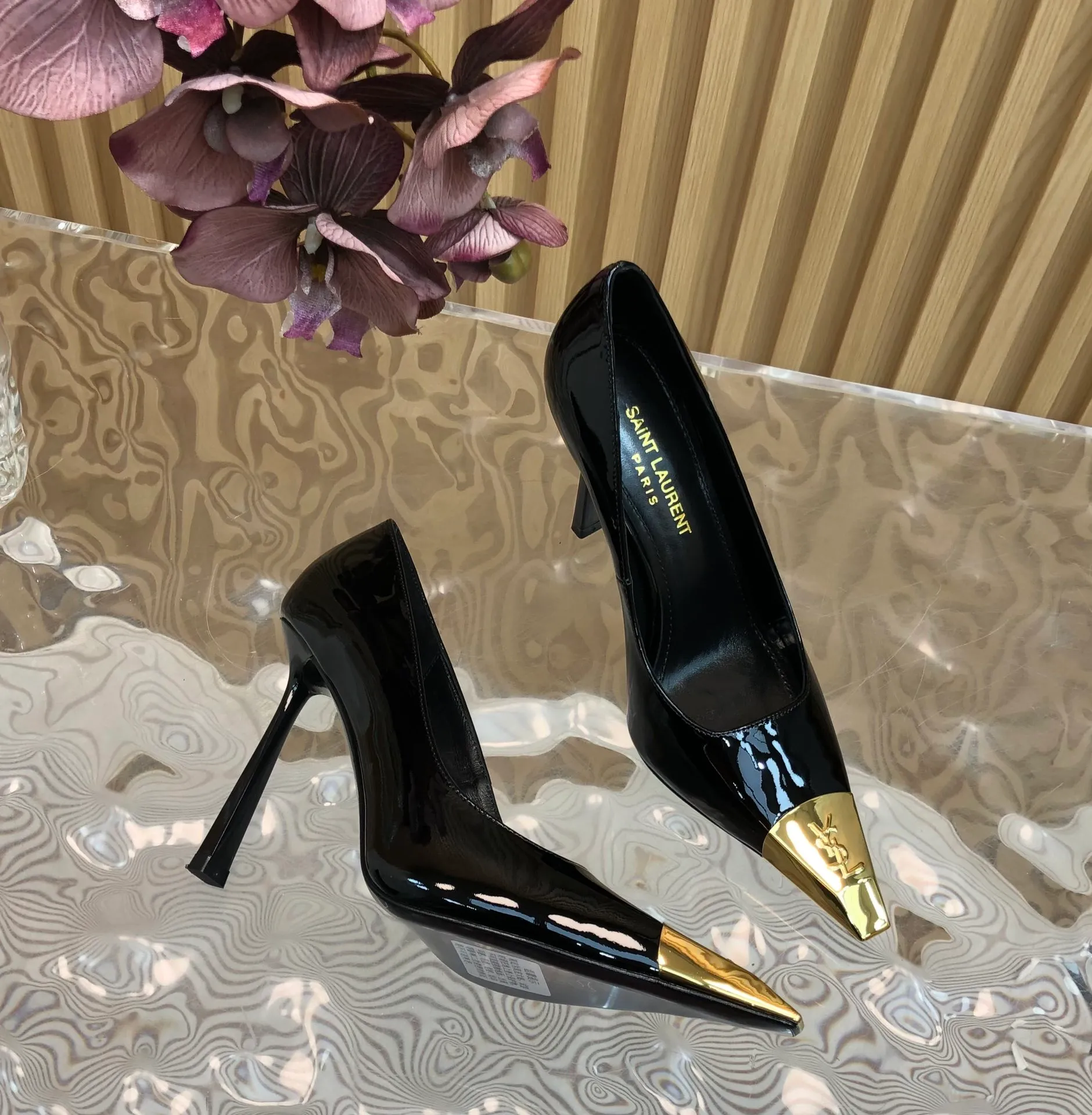 👟👟Ex-factory price 600👟👟 Top quality Saint Laurent/Yves Saint Laurent Lee metal buckle single shoes, YSL sister's beautiful high heels, and the small square toe of the same style as Saint Laurent Rose. The high heels are very good at modifying the foot shape, and the luxurious metal chain. In recent years, SLP has become more and more understanding of women in high heels. It has eliminated the embarrassing design impression of waterproof platform models. YSL's beautiful high heels. Upper: imported patent leather/cowhide. Sole: Genuine leather outsole Heel height approximately: 11cm Size 35-39 (40, 41 customized, non-returnable and non-exchangeable)